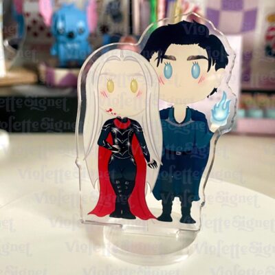 Standee de Manon y Dorian de Trono de Cristal